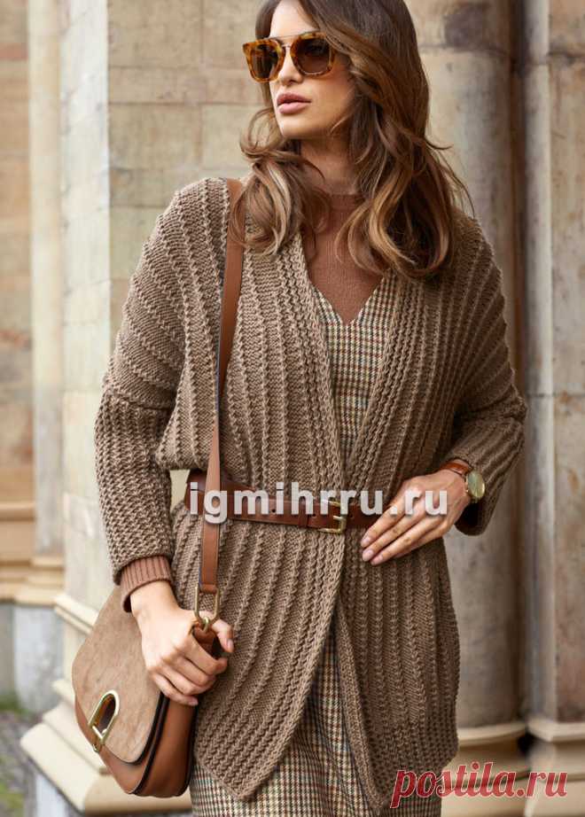 Коричневый теплый кардиган с ребристыми узорами. Вязание спицами
