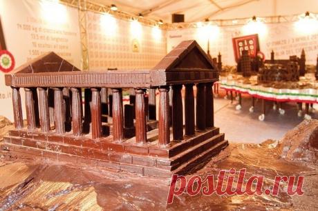 Фестиваль шоколада в Перудже (Италия) | Журнал "JK" Джей Кей Ежегодно в октябре в Перудже проводится один из самых крупных праздников шоколада. Тут собираются как обычные любители сладкого, так и настоящие эксперты. Кроме того, тут можно встретить около двухсот производителей шоколада со всего света. Итальянский город Перуджа называют «сладкой столицей» мира. Тут родина крупнейшего итальянского производителя конфет «Perugina». А идея создать такой фестиваль появилась у