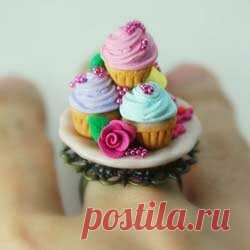 Самые удивительные украшения из полимерной глины (мастер классы) Содержание: Колбаски из полимерной глины. Бусины из полимерной глины. Заколки из полимерной глины. Серьги из полимерной глины. Кулон из полимерной глины. Бусы из полимерной глины. Браслет из полимерной глины. Кольцо из полимерной глины. Полимерная глина – сравнительно новый и очень популярный материал, который очень податлив и позволяет делать уникальные изделия.