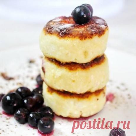 ГОТОВИМ СЫРНИКИ. 
 
Ингредиенты: 
- Творог 0-5% - 200 гр 
- Яичный белок (или целое яйцо) - 1 шт 
- Рисовая мука - 30 гр ＋ на обвалку 
- Подсластитель по желанию 
 
Приготовление: 
1. Смешиваем вместе все ингредиенты до однородности 
2. Формируем шарики, обваливаем в муке и слегка придавливаем 
3. Жарим на антипригарной сковороде под крышкой, с каждой стороны ~ 3 мин до румяной корочки. 
 
Приятного аппетита!