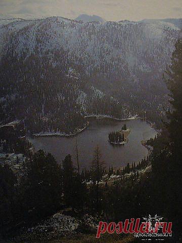 Озеро Художников- Ергаки, Красноярский край.  Обнаружили озеро русские художники в середине прошлого века.
В Ергаках, как и в любом отдаленном от людей месте холодный пронзительный воздух, чистые воды рек и зелено-цветущие луга.  Здешняя природа при любой  погоде красива, будь это гроза с проливным дождем или снег.
У этого озера расположена стоянка откуда люди отправляются в дальнейшее путешествие и хорошо делать радиальные выходы на Параболу, Драконий зуб, оз. Горных духов.