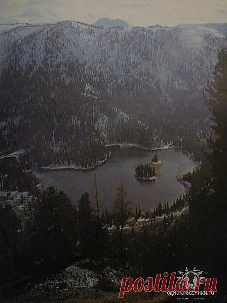 Озеро Художников- Ергаки, Красноярский край.  Обнаружили озеро русские художники в середине прошлого века.
В Ергаках, как и в любом отдаленном от людей месте холодный пронзительный воздух, чистые воды рек и зелено-цветущие луга.  Здешняя природа при любой  погоде красива, будь это гроза с проливным дождем или снег.
У этого озера расположена стоянка откуда люди отправляются в дальнейшее путешествие и хорошо делать радиальные выходы на Параболу, Драконий зуб, оз. Горных духов.