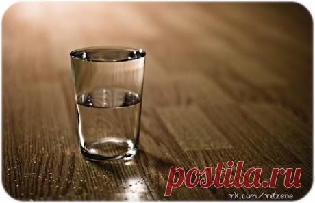 Один проповедник столкнулся с человеком, который утверждал, что «грешный человек в нем умер». Заинтригованный, он пригласил его к себе на обед. Выслушав рассуждения гостя от начала до конца, он поднял стакан и выплеснул воду прямо в лицо своему собеседнику. Естественно, тот ужасно возмутился и в достаточно резкой форме выразил свое неудовольствие. На что проповедник ответил: «О, как видите, прежний человек в вас вовсе не умер. Он просто был в обмороке и пришел в себя от ст...