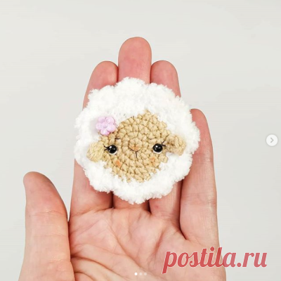 Брошка овечка связаная крючком | бесплатное описание Амигуруми Вязаная брошка овечка крючком - автор бесплатного описания Лукошкина Оля. Подробная схема вязания крючком, материалы, инструменты, фото работы.