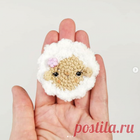 Брошка овечка связаная крючком | бесплатное описание Амигуруми Вязаная брошка овечка крючком - автор бесплатного описания Лукошкина Оля. Подробная схема вязания крючком, материалы, инструменты, фото работы.