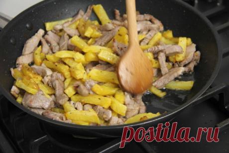 Жареная картошка со свининой.
Отличный рецепт вкуснейшего сытного блюда. Картофель и кусочки свинины обжариваем отдельно, а затем соединяем.