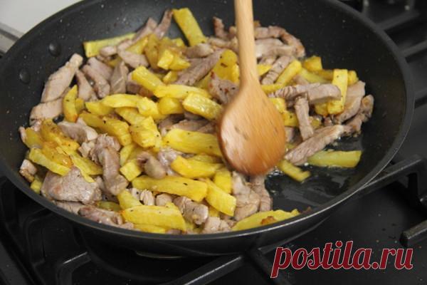 Жареная картошка со свининой.
Отличный рецепт вкуснейшего сытного блюда. Картофель и кусочки свинины обжариваем отдельно, а затем соединяем.