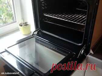 Быстро и просто очищаем духовку от нагара 
Материалы и ингредиенты: 
- ¼ ст. жидкости для мытья посуды 
- 0,5 ст. пищевой соды 
- ¼ ст. перекиси водорода 
- цедра лимона 
- 1 ст. л. уксуса 
- губка для мытья посуды 
- бумажные полотенца 
Инструкция: 
1. Даже если речь идёт о многолетнем нагаре, простое средство поможет справиться даже с ним. Начать нужно с обычной мыльной воды и губки, которую обязательно часто ополаскивает. Это поможет избавиться от основной грязи. 
2. Теперь смешиваем все ингр