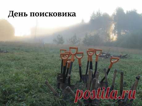 Сегодня праздник у профессионалов,
Во всем успехов мы Вам пожелаем,
В связях важных лишь каналов,
С праздником сердечно поздравляем.