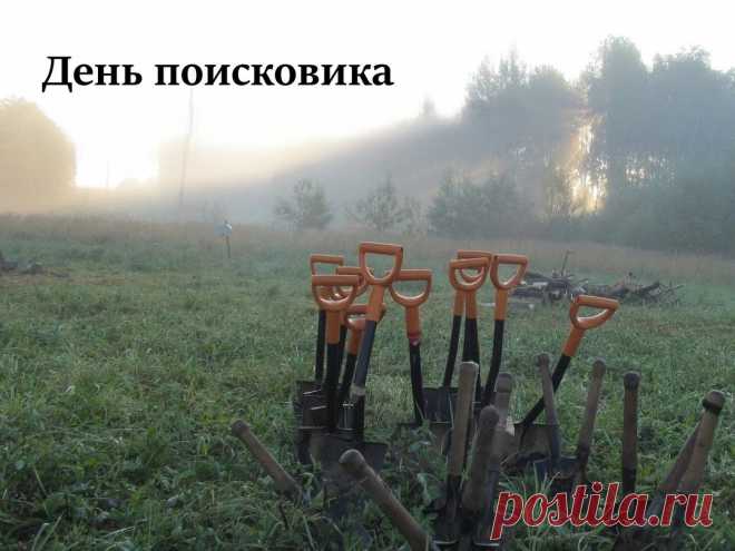 Сегодня праздник у профессионалов,
Во всем успехов мы Вам пожелаем,
В связях важных лишь каналов,
С праздником сердечно поздравляем.