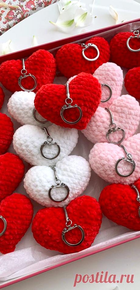 PDF Плюшевые сердечки крючком. FREE crochet pattern; Аmigurumi toy patterns. Амигуруми схемы и описания на русском. Вязаные игрушки и поделки своими руками #amimore - маленькое сердечко ко дню Святого Валентина из плюшевой пряжи, вязаное крючком сердце к 14 февраля.