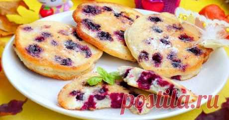 Вкуснейшее лакомство с кислинкой! Оладья с смородиной — Готовим дома