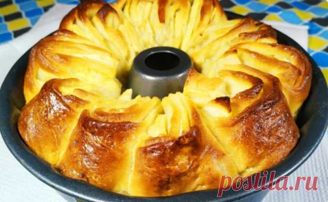 Никогда бы не подумала что ЭТО ТАК ВКУСНО! Яблочный пирог вкуснее шарлотки. Сегодня я предлагаю вам приготовить очень вкусный, нежный и тающий во рту пирог. Пирог с яблоками готовиться очень быстро и станет украшением вашего стола.