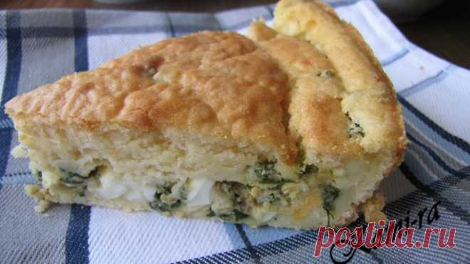 Заливной пирог с яйцами и зелёным луком.