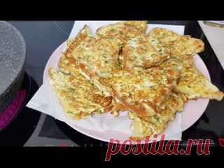 Горячие бутерброды с сыром на завтрак 3 яйцаСоль, перец по вкусу Сыр натёртый Адыгейский 150-180 гр Зелень любая по вкусу 1 зубчик чеснока натертый на мелкой терке Хлеб тостовый или любой, желательно вчерашний Растительное масло для обжарки Из этих ингредиентов получилось 9 штукВы в начинку можете добавить всё что вашей душе...