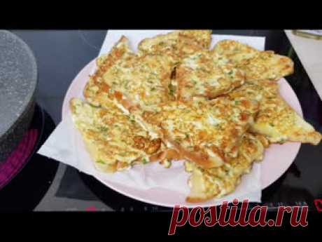 Горячие бутерброды с сыром на завтрак 3 яйцаСоль, перец по вкусу Сыр натёртый Адыгейский 150-180 гр Зелень любая по вкусу 1 зубчик чеснока натертый на мелкой терке Хлеб тостовый или любой, желательно вчерашний Растительное масло для обжарки Из этих ингредиентов получилось 9 штукВы в начинку можете добавить всё что вашей душе...