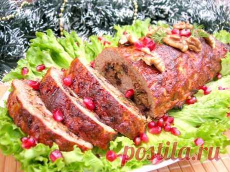 Мясной рулет по этому рецепту является универсальным блюдом на праздничный стол. Подавать его можно горячим, в качестве основного мясного блюда или холодным, в качестве мясной закуски. Мясной рулет очень ярко смотрится на праздничном столе, получается вкусным и готовится совсем несложно.