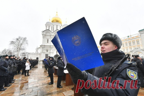 Военная присяга Президентского полка на Соборной площади. На Соборной площади Московского Кремля состоялась церемония приведения к военной присяге молодого пополнения Президентского полка Службы коменданта Московского Кремля ФСО России.