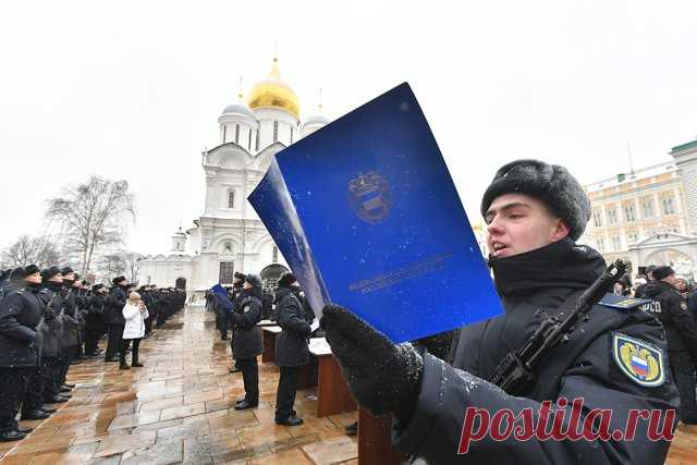 Военная присяга Президентского полка на Соборной площади. На Соборной площади Московского Кремля состоялась церемония приведения к военной присяге молодого пополнения Президентского полка Службы коменданта Московского Кремля ФСО России.