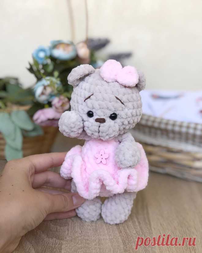 Амигуруми мишка в платье крючком
