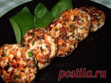 Котлеты из курицы с грибами и базиликом / Простые рецепты