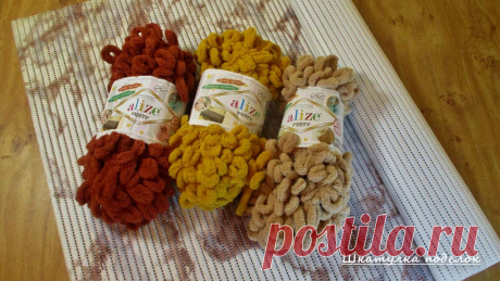 Моя дочурка его обожает. Прелестный коврик из пряжи «Alize Puffy».
  Приветствую вас друзья, увидела в интернете мягкие коврики и мне тоже очень захотелось попробовать сделать такую красоту своими руками. Для работы я взяла только пряжу Alize Puffy и резиновый коврик. Первым делом расчертила маркером будущий рисунок для пряжи. Наметила центр, затем по краям с двух сторон отсчитала 10 полос, а от центра 5 полос. […]
Читай пост далее на сайте. Жми ⏫ссылку выше