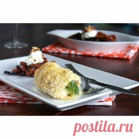 Хрустящие куриные рулетики с брокколи и сыром

Ингредиенты:
брокколи (соцветия) 3/4 стакана
вода 1 ст. л.
куриные грудки 4 шт.
мука 1/2 стакана
панировочнные сухари 1/2 стакана
соль и перец - по вкусу
сыр Моцарелла 50 г
твердый сыр 50 г
яйцо 1 шт.