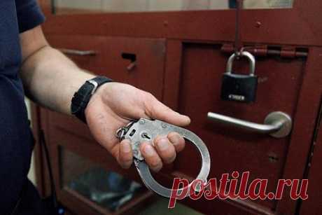 Азербайджанца арестовали за нападение на соседа-иранца в Москве. В Москве суд арестовал азербайджанца, который вместе с подростками напал на соседа-иранца. Мужчина проведет под стражей два месяца. Вину он не признал, а также отказался просить прощения у семьи потерпевшего. Ранее сообщалось, что в лифте между двумя десятилетними подростками и их соседом произошел конфликт.