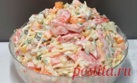 ИНТЕРЕСНЫЙ САЛАТ «МЕКСИКА» — НИЧЕГО ВАРИТЬ НЕ НАДО. ВСЕ СМЕШАЛ И ГОТОВО!
ИНГРЕДИЕНТЫ:
Копченная колбаса — 200 гр;
Сыр — 200 гр;
Болгарский перец — 2 шт;
Помидоры — 3 шт;
Соленый огурец — 1 шт;
Зеленый лук — 1 пуч;
Кукуруза — 1 банка;
Майонез;
Соль и перец.

Девчата, этот салат меня всегда выручает! Когда времени на готовку совсем нет, а нужно приготовить что-то вкусное, сытное, да еще и красивое - тогда мне на помощь приходит этот салатик!

Готовлю его так:

Нарезаем колба...