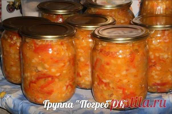 Рагу с перловкой. Понравится даже тем, кто не любит перловку.) Сытно и очень вкусно!

Ингредиенты:

1,5 кг сладкого перца,
по 1 кг лука и моркови,
500 г раст. масла,
300 гр. сахара,
100 г соли,
400 г перловой крупы,
100 г 9%-ного уксуса.

Приготовление:

Перец и лук нарезать кольцами, морковь натереть на терке.

Поставить варить, добавить масло, соль, сахар и варить в течении 15 минут, после закипания.

Заранее сварить перловку. Добавить перловку в вареные овощи, перемешат...