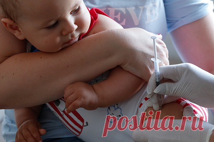 ВОЗ назвала катастрофические последствия COVID-19 среди детей. Пандемия COVID-19 привела к существенному снижению числа плановых вакцинаций среди детей в 2020 году. 23 миллиона детей не прошли плановую иммунизацию, еще больше число детей рискует не получить и дальнейшие прививки. Это уже привело к вспышкам кори, полиомиелита, дифтерии, столбняка и коклюша.