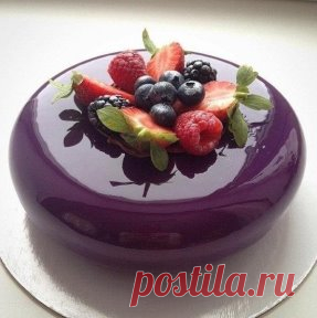 Раскрываем секрет зеркальной глазури
Ингредиенты:
12 г желатина
150 г сахара
75 г воды
150 г сиропа глюкозы или кукурузного сиропа
150 г белого шоколада
100 г сгущенного молока
пищевой краситель
Приготовление:
1. Листовой желатин замочите в воде.
2. В сотейнике соедините сахар, воду и сироп глюкозы (в крайнем случае замените патокой или инвертным кукурузным сиропом).
3. Поставьте на огонь и прогрейте смесь до растворения сахара. Добавьте отжатый желатин и перемешайте.
4. Б...