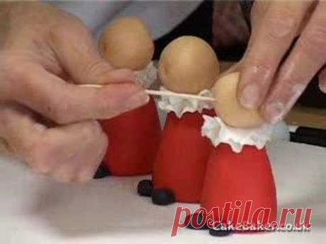 Decorating a Christmas Cake