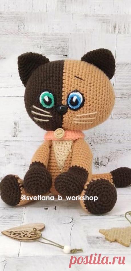 PDF Двухцветный Котёнок крючком. FREE crochet pattern; Аmigurumi doll patterns. Амигуруми схемы и описания на русском. Вязаные игрушки и поделки своими руками #amimore - котик, кот, кошечка, кошка, котенок.