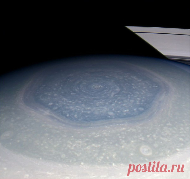 Шестиугольный шторм на Сатурне (Гиганский гексагон) — не имеющий на сегодняшний день строгого научного объяснения атмосферный феномен на планете Сатурн.