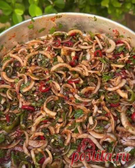 То, что маринованный лук является лучшей закуской к шашлыку — мало кто поспорит. Сочное, ароматное мясо с дымком, да вприкуску с луком, заправленным уксусом, маслом, зеленью — ну очень вкусно! А сегодня поделю рецептом еще более оригинальной закуски из лука. Получается ну просто «улет». Такая - 24 сентября - 43173270159 - Медиаплатформа МирТесен