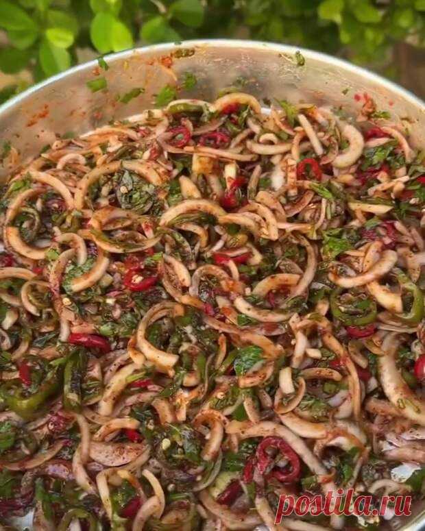 То, что маринованный лук является лучшей закуской к шашлыку — мало кто поспорит. Сочное, ароматное мясо с дымком, да вприкуску с луком, заправленным уксусом, маслом, зеленью — ну очень вкусно! А сегодня поделю рецептом еще более оригинальной закуски из лука. Получается ну просто «улет». Такая - 24 сентября - 43173270159 - Медиаплатформа МирТесен