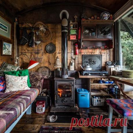 Moon to Moon: Under the Oak :A converted Wagon in Wales