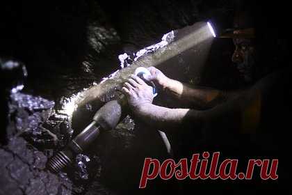 Около 140 горняков эвакуировали из-за загазирования в российской шахте. Около 140 горняков эвакуировали из-за загазирования в шахте «Юбилейная» в Кемеровской области в среду, 26 апреля. В министерстве угольной промышленности по Кузбассу отметили, что шахтеры сумели самостоятельно выбраться на поверхность. В результате случившегося никто не пострадал.