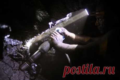 Около 140 горняков эвакуировали из-за загазирования в российской шахте. Около 140 горняков эвакуировали из-за загазирования в шахте «Юбилейная» в Кемеровской области в среду, 26 апреля. В министерстве угольной промышленности по Кузбассу отметили, что шахтеры сумели самостоятельно выбраться на поверхность. В результате случившегося никто не пострадал.