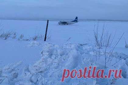 Заслуженный пилот высказался о посадке самолета на замерзшую реку в России. В том, что пассажирский самолет Ан-24 приземлился на замерзшую реку в Якутии, нет ничего страшного, рассказал заслуженный пилот России Юрий Сытник. Ранее самолет с 30 пассажирами на борту во время приземления в поселке Зырянка отклонился от взлетно-посадочной полосы вправо и сел на песчаную косу реки Колымы.