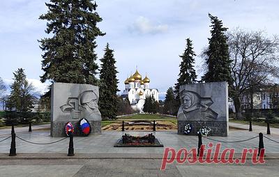 Ярославль: город, дававший шины фронту и тылу. ТАСС продолжает серию материалов о тыловых городах и их жителях, которые помогали ковать Победу. К Ярославлю фашисты подошли настолько близко, что он считался прифронтовой территорией. Город не раз бомбили, пытаясь разрушить железнодорожный мост через Волгу, но ярославцам удалось его уберечь