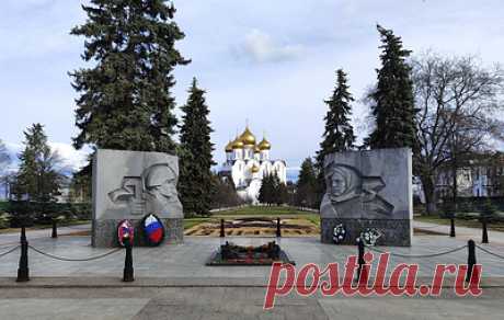 Ярославль: город, дававший шины фронту и тылу. ТАСС продолжает серию материалов о тыловых городах и их жителях, которые помогали ковать Победу. К Ярославлю фашисты подошли настолько близко, что он считался прифронтовой территорией. Город не раз бомбили, пытаясь разрушить железнодорожный мост через Волгу, но ярославцам удалось его уберечь