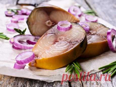 Маринованная скумбрия в соевом соусе
Ингредиенты
Скумбрия - 2 шт.
Соевый соус - 3-4 ст.л.
Вода - 3-4 ст.л.
Способ приготовления
Промойте рыбу, удалите голову и хвосты, хорошо очистите.
Нарежьте порционными кусками толщиной примерно 2 см.
Уложите рыбу в подготовленную емкость так, чтобы она лежала достаточно плотно.
Соевый соус смешайте с водой.
Полностью залейте рыбу готовым соусом.
Закройте емкость крышкой и оставьте рыбу мариноваться в холодильнике 3-4 дня.