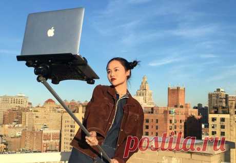 Селфи-палка для MacBook Маниакальная одержимость людей стремлением максимально качественно запечатлеть себя на фоне красивых декораций дошла до такой степени, что время от времени можно увидеть безумцев, пользующихся моноподами для iPad. Однако даже это просто цветочки по сравнению с новейшим изобретением, представленным группой нью-йоркских весельчаков. Художники Art404, Джон Юи и Том Галле распространили снимки, на которых запечатлили себя с новой игрушкой — селфи-палкой с прикрепленным к…