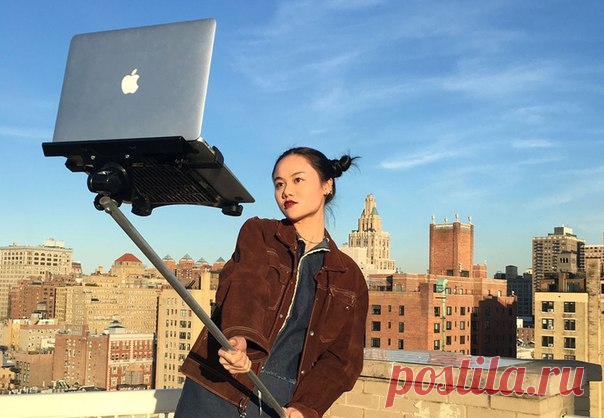 Селфи-палка для MacBook Маниакальная одержимость людей стремлением максимально качественно запечатлеть себя на фоне красивых декораций дошла до такой степени, что время от времени можно увидеть безумцев, пользующихся моноподами для iPad. Однако даже это просто цветочки по сравнению с новейшим изобретением, представленным группой нью-йоркских весельчаков. Художники Art404, Джон Юи и Том Галле распространили снимки, на которых запечатлили себя с новой игрушкой — селфи-палкой с прикрепленным к…