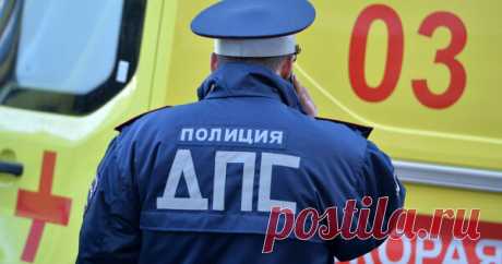 Шесть человек пострадали в результате наезда автомобиля на дерево в Иркутской области - KarLiam/авто В результате наезда легкового автомобиля на дерево в Иркутской области госпитализировали шесть человек, в том числе 12-летнюю девочку.Фото:  Об этом