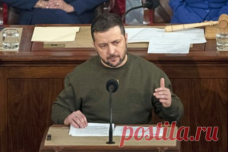 Историк раскрыла тайный политический инструмент Зеленского. Историк Эйнав Рабинович-Фокс рассказала, что президент Украины Владимир Зеленский использует одежду как символ и послание всему миру. По словам специалиста, военная одежда уже давно помогает государственным лидерам во всем мире формировать свой имидж, но важны детали.