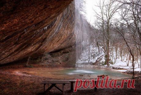 Водопад Козырек является активным только зимой и весной, когда тает снег, наполняются горные реки и несутся вниз мощные потоки воды. А летом водопад полностью пересыхает. Поэтому приезжать сюда лучше в зимне-весенний период.