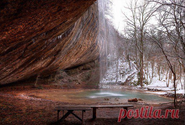 Водопад Козырек является активным только зимой и весной, когда тает снег, наполняются горные реки и несутся вниз мощные потоки воды. А летом водопад полностью пересыхает. Поэтому приезжать сюда лучше в зимне-весенний период.